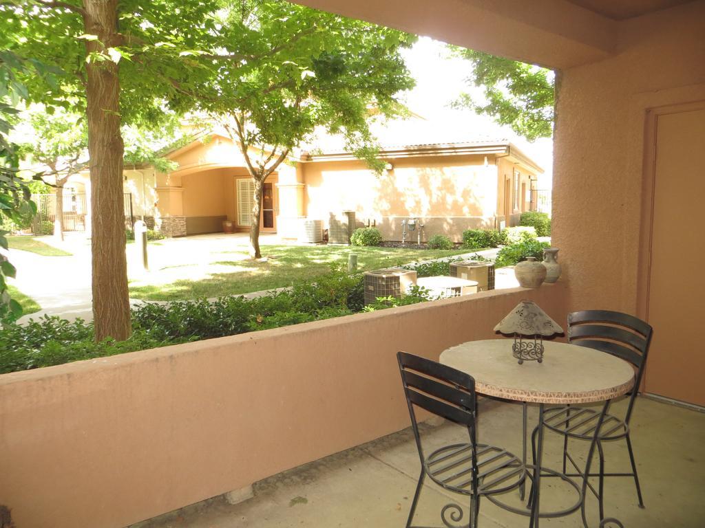 Sacramento Guest Services Room photo